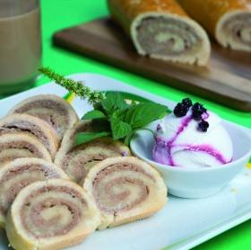 Gesztenyés tekercs Erdei gyümölcs-Joghurt Carte d Or jégkrémmel Gesztenyés tekercs Erdei gyümölcs-Joghurt Carte d Or jégkrémmel