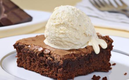 Brownie süti vanília jégkrémmel Brownie süti vanília jégkrémmel