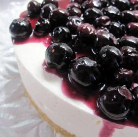 Fehér csokis sajttorta gyümölcsöntettel Fehér csokis sajttorta gyümölcsöntettel