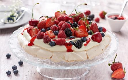 Pavlova torta tejszínhabbal és gyümölcsökkel Pavlova torta tejszínhabbal és gyümölcsökkel