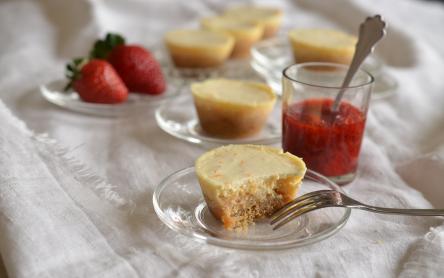 Sajttorta muffin eperszósszal Sajttorta muffin eperszósszal