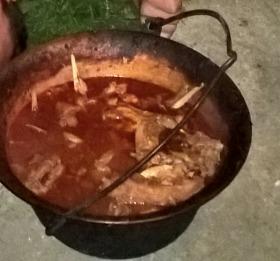Pikáns nyúlpörkölt bográcsban Pikáns nyúlpörkölt bográcsban