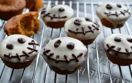 Fűszeres, sütőtökös muffin, narancsos cukormázzal Halloween-re Fűszeres, sütőtökös muffin, narancsos cukormázzal Halloween-re