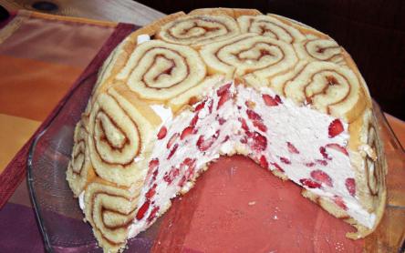 Epres-túrós torta, piskótatekercs köntösben Epres-túrós torta, piskótatekercs köntösben