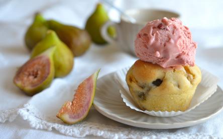 Mézes-diós füge muffin Carte d'Or Eper jégkrémmel Mézes-diós füge muffin Carte d'Or Eper jégkrémmel
