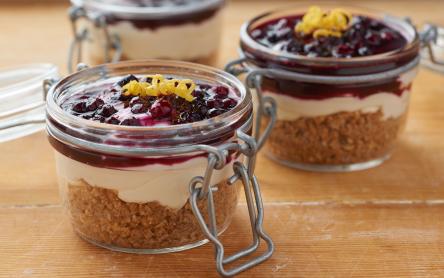 Áfonyás sajttorta üvegben Áfonyás sajttorta üvegben