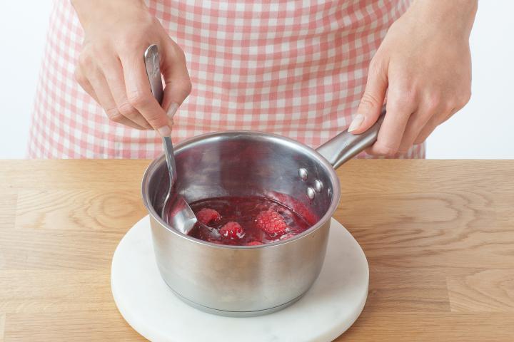 Málnás sajttorta kakaós keksz alappal elkészítés 6. lépés képe Málnás sajttorta kakaós keksz alappal elkészítés 6. lépés képe