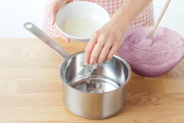 Málnás sajttorta kakaós keksz alappal elkészítés 4. lépés képe Málnás sajttorta kakaós keksz alappal elkészítés 4. lépés képe