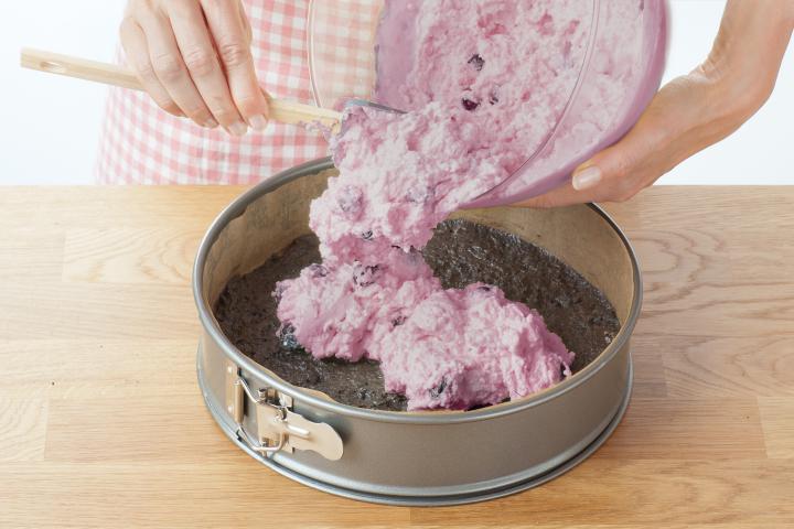 Málnás sajttorta kakaós keksz alappal elkészítés 5. lépés képe Málnás sajttorta kakaós keksz alappal elkészítés 5. lépés képe