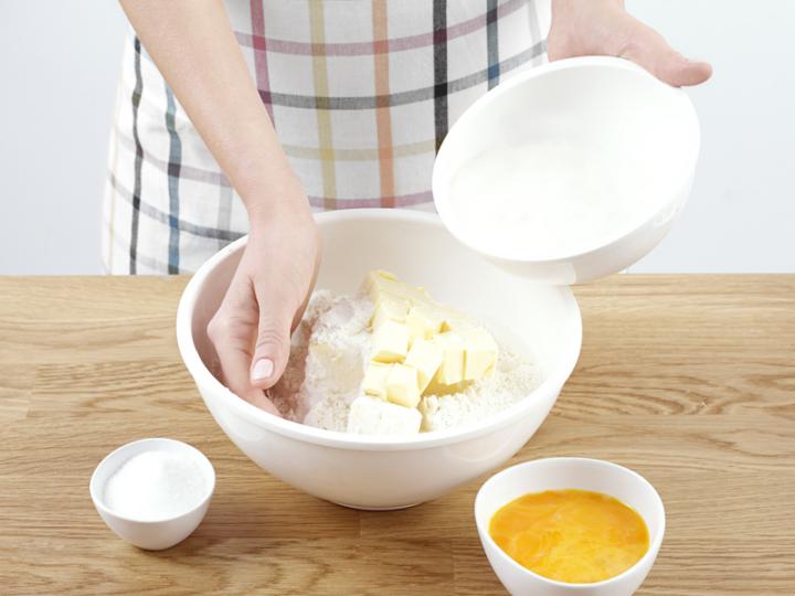 Diós bejgli elkészítés 2. lépés képe Diós bejgli elkészítés 2. lépés képe