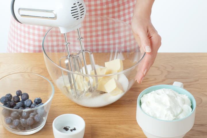 Málnás sajttorta kakaós keksz alappal elkészítés 3. lépés képe Málnás sajttorta kakaós keksz alappal elkészítés 3. lépés képe