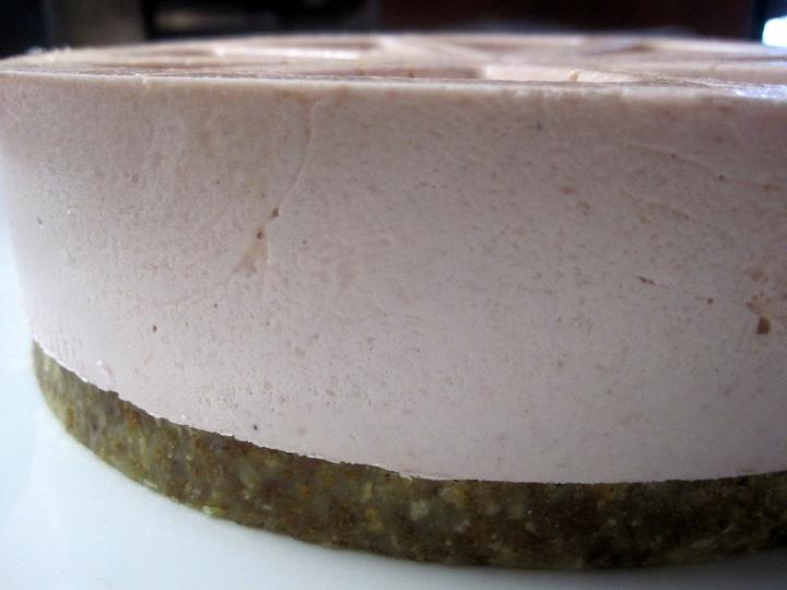 Eper- és málnahab torta elkészítés 5. lépés képe Eper- és málnahab torta elkészítés 5. lépés képe