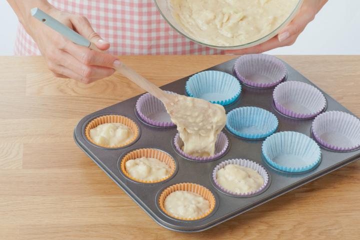 Almás-fahéjas muffin szárított almakarikákkal elkészítés 5. lépés képe Almás-fahéjas muffin szárított almakarikákkal elkészítés 5. lépés képe