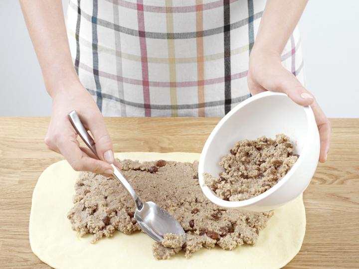 Diós bejgli elkészítés 5. lépés képe Diós bejgli elkészítés 5. lépés képe